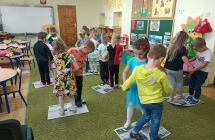 Przedszkolaki tancza na gaetach