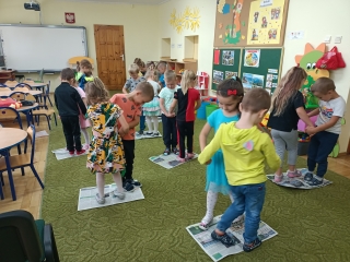 Przedszkolaki tancza na gaetach