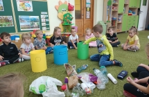 Dzieci z gr. V segreguja odpady