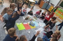 Dzieci segreguja odpowiednio smieci.