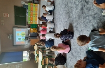 Dzieci ogladaja film edukacyjny.