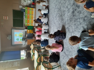 Dzieci ogladaja film edukacyjny.