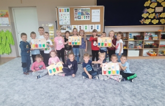 Dzieci z wykonanymi pracami plastyczno technicznymi