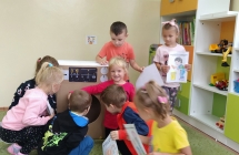 dzieci ogladaja pralke