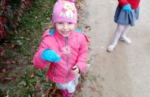 Dzieci z grupy IX sprzataja swiat. 