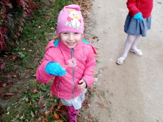 Dzieci z grupy IX sprzataja swiat.