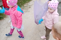 Dzieci z grupy IX wyruszaja na sprzatanie swiata. 