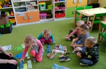 Dzieci z grupy IX segreguja smieci. 