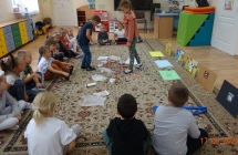 Dzieci z grupy VII przyporzadkowuja odpady zgodnie z zasadami recyklingu. (1)