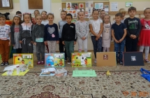 Szesciolatki z gr. VII z posegregowanymi odpadami.