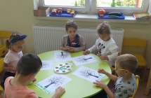 Dzieci maluja jablon