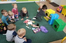 Dziecko wrzuca papierowe smieci do kosza (2)