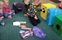 Dziecko wrzuca plastikowe smieci do kosza (1)