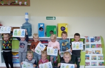 Dzieci prezentuja swoje rysunki z koszami na smieci (1)