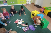 Dziecko wrzuca szklane smieci do kosza