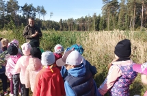 Dzieci patrza na mlody las