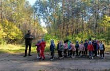 Przedszkolaki spacruja po lesie