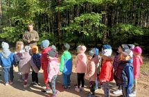 Dzieci z gr. V w lesie