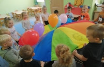 Zabawa z chusta animacyjna i balonami