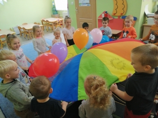 Zabawa z chusta animacyjna i balonami