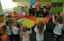 Zabawa z chusta animacyjna i balonami (2)