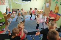 Taniec w parach z balonami