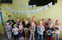 Zdjecie grupowe z upominkami