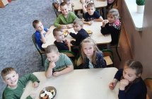 Dzieci jedza warzywa i owoce