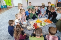Dzieci segreguja warzywa i owoce