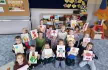 Dzieci pozuja ze zrobionymi pracami plastycznymi