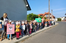 Przedszkolaki podczas przemarszu ulicami Malanowa