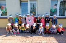 Grupa Kotki z transparentem