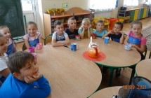 Usmiechniete dzieci z gr. VII obserwuja jak powstaje sok.