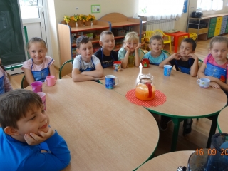 Usmiechniete dzieci z gr. VII obserwuja jak powstaje sok.