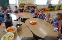 Szesciolatki z gr. VII smakuja sok marchewkowy.