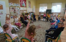 Dzieci z gr. VII podczas zabawy -Salatka.