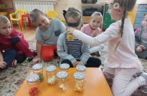 Szesciolatki z gr. VII sprawdzaja po zapachu jaki owoc lub warzywo znajduje sie w sloiku.