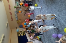 Dzieci tancza i bawia sie w rytm muzyki