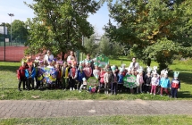 Wspolne zdjecie z transparentami grup