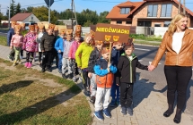 Wesole dzieci z gr. VII podczas marszu ulicami Malanowa.