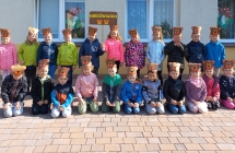 Usmiechniete szesciolatki z gr.VII pozuja na tarasie przedszkolnym.