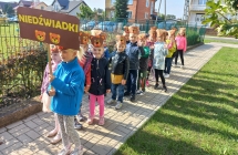 Dzieci z gr. VII ida z trasparentem- Niedzwiadki.