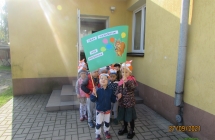 gr. III Dzien Przedszkolaka - z naszym transparentem