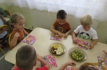 gr. III wykonanie i degustacja zdrowych i kolorowych szaszlykow owocowych