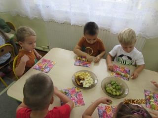 gr. III wykonanie i degustacja zdrowych i kolorowych szaszlykow owocowych