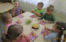 gr. III wykonanie i degustacja szaszlykow owocowych