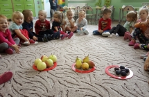Dzieci poznaja owoce