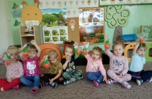 Dzieci prezentuja prace plastyczne