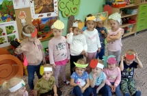 Dzieci z emblematami warzyw