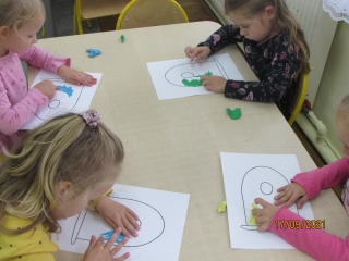 GR.III SPRZATANIE SWIATA WYKLEJANIE KOSZY NA SMIECI